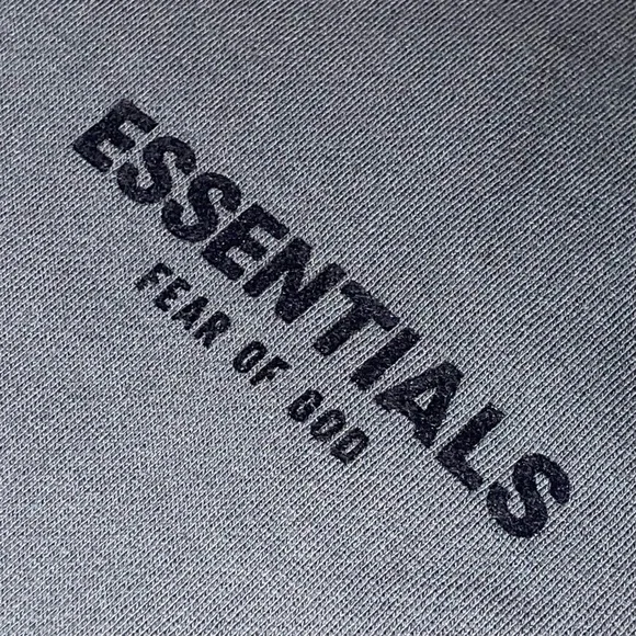 Fear of God Essentials Pullover Chest
Logo Hoodie Stretch Limo/Black Size Large - Picture 3 of 9
